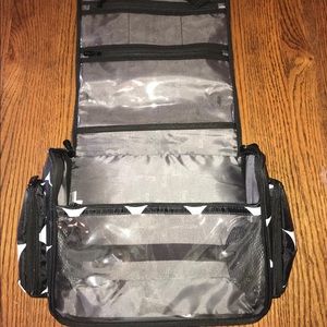 ThirtyOne toiletry hanging case